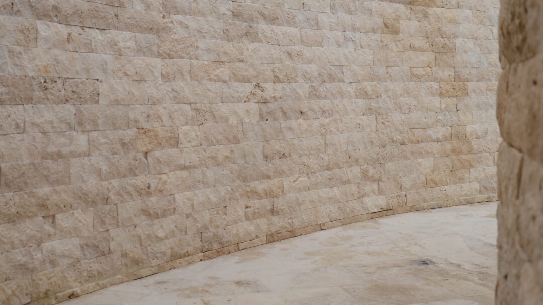 Mosaico in travertino „5,0×10,0 light blend“ spacco