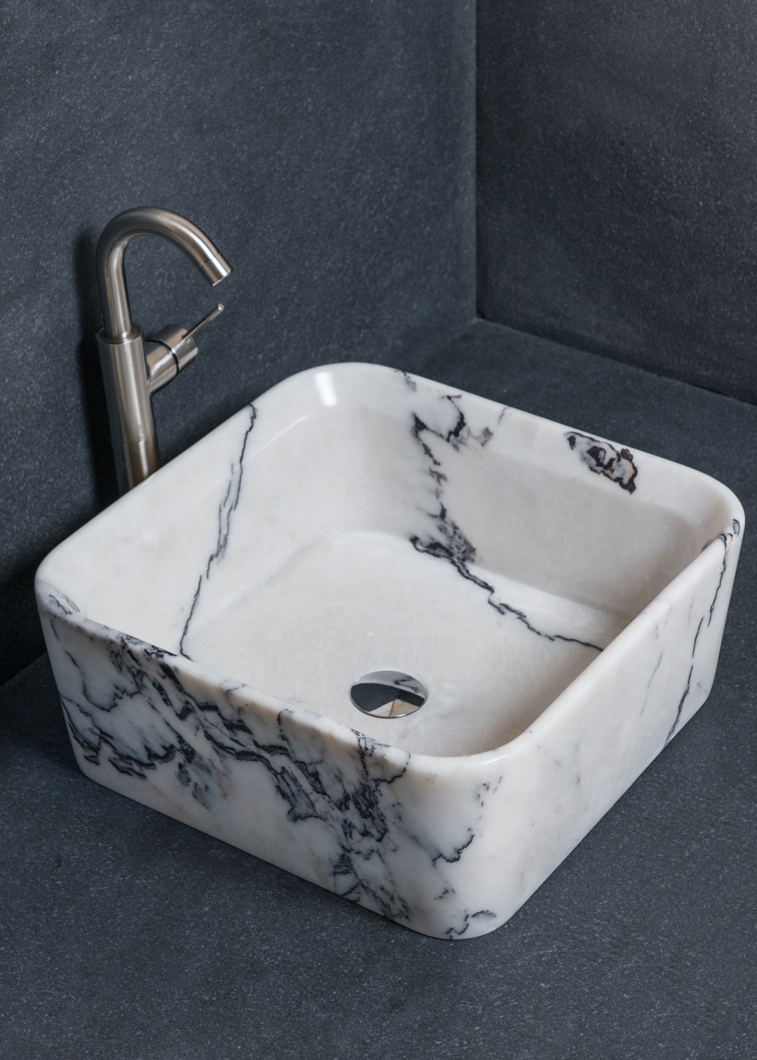 lavabo in marmo con venature nere