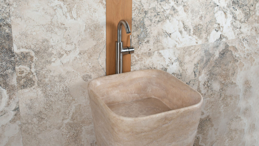 Trapezio pedestal sink