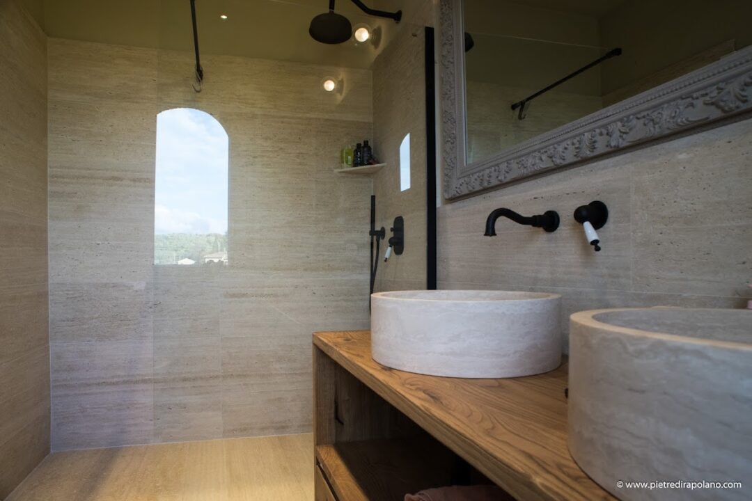 Crosscut travertine modern bathroom