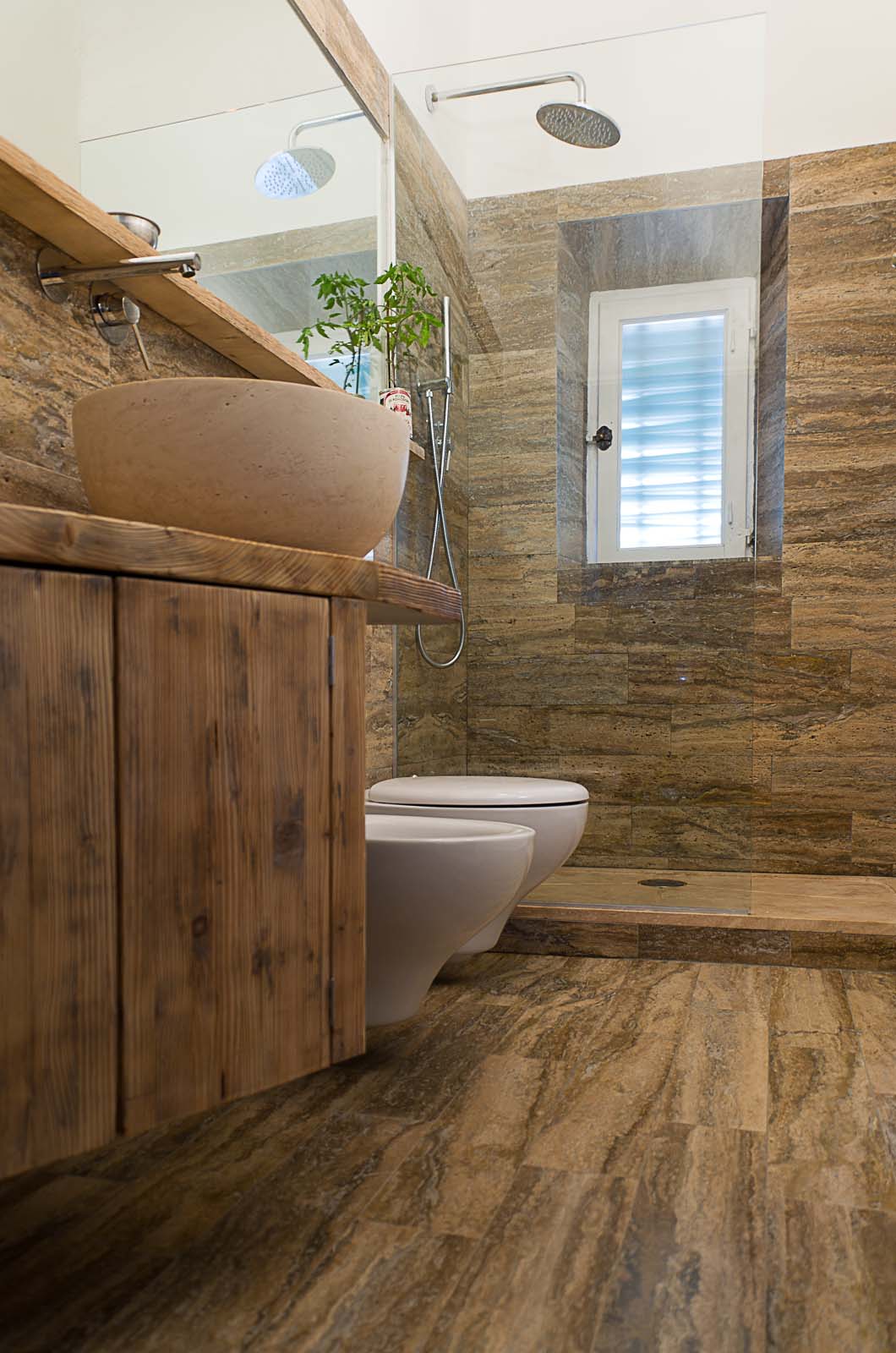 Rivestimento bagno e doccia in travertino Elm Stone