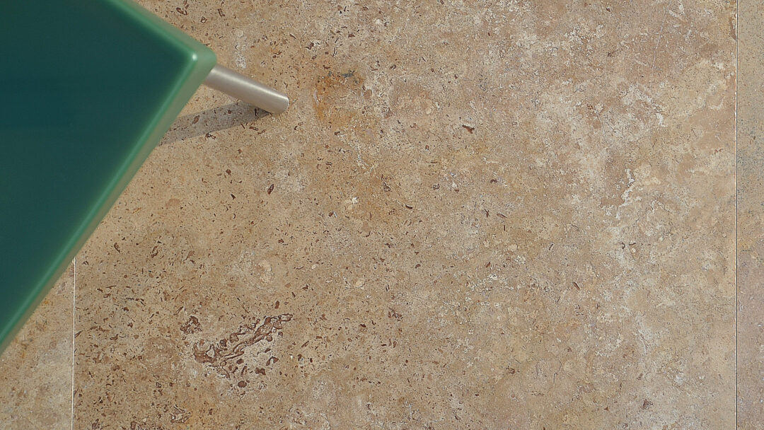 Mattonelle da pavimento e rivestimento in travertino marrone