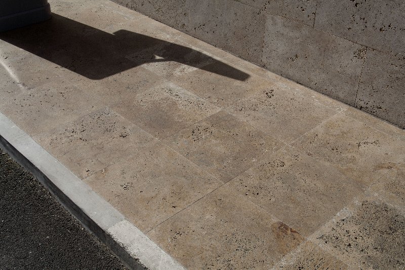 Marciapiede in travertino color Becagli (PDR007) levigato e non stuccato