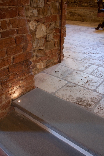 Pavimento in Becagli Chiaro con finitura ciottolo