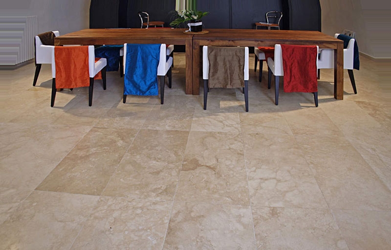 Pavimento soggiorno in travertino chiaro Nuvolato (PDR031)