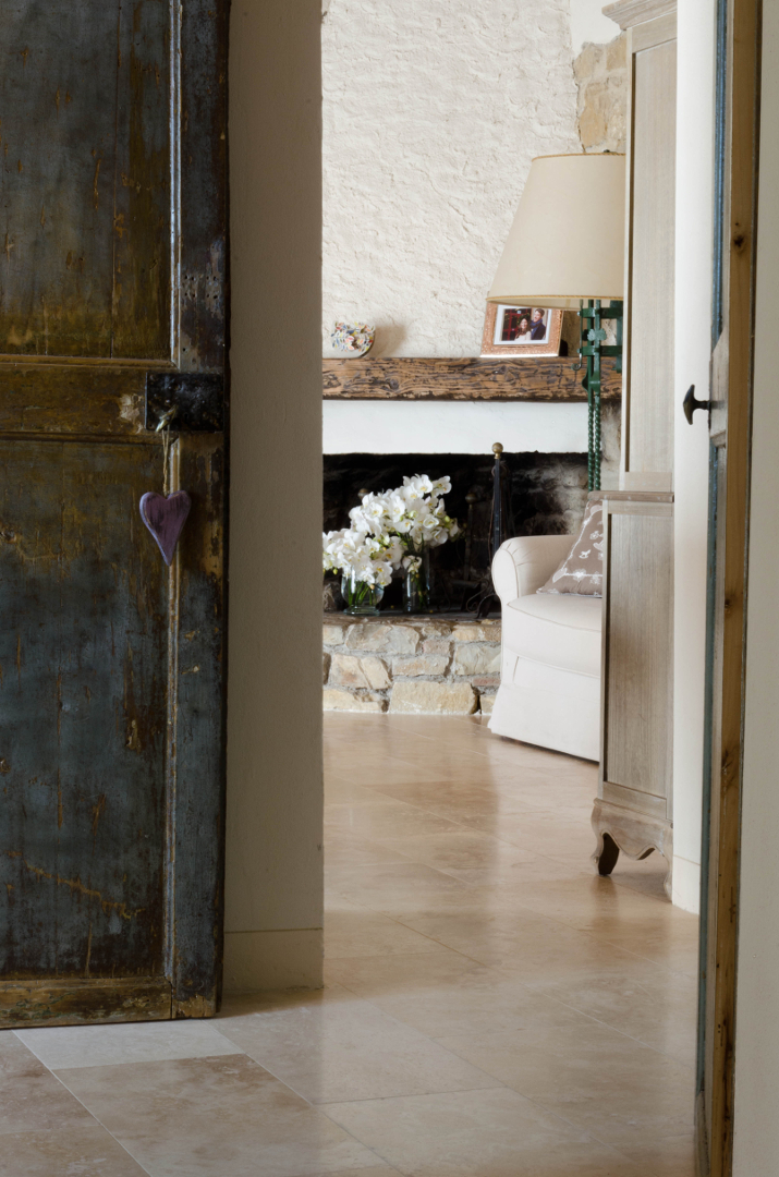 Wohnzimmer mit hellem Pietra di Rapolano Boden Light Blend