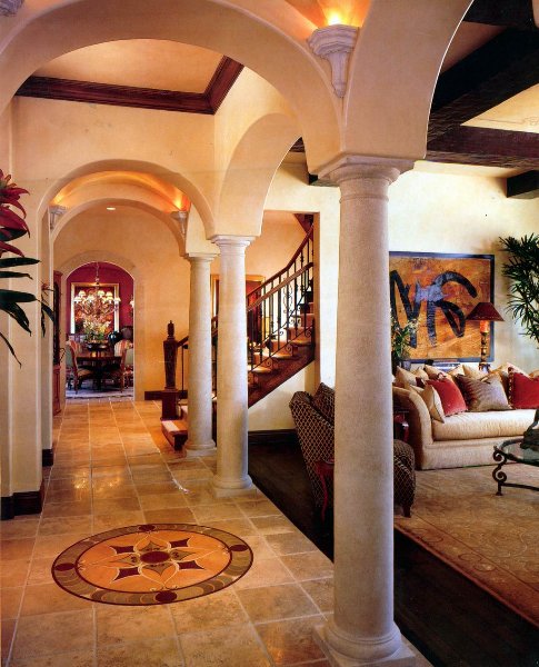 Soggiorno con pavimento in travertino Becagli