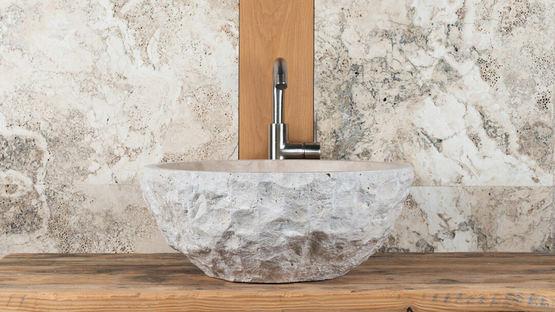 Tondozzo: bathroom sink in white travertine with a rustic appearance