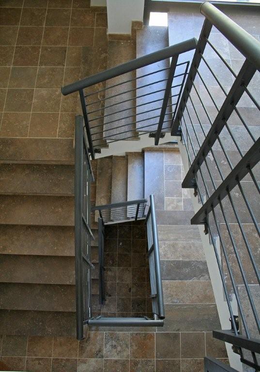 Vano scala in travertino marrone scuro Becagli Scuro