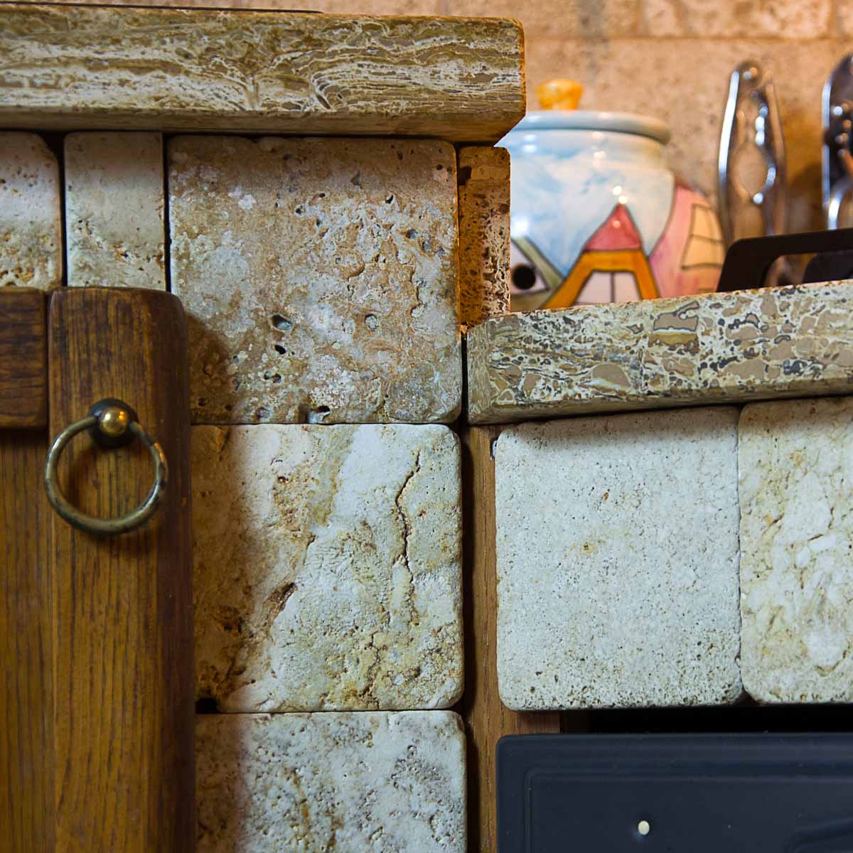 Rustic masonry kitchen clad in travertine with handcrafted wooden doors Rustic masonry kitchen clad in travertine with handcrafted wooden doors