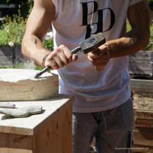 Pietre di Rapolano chisel and hammer