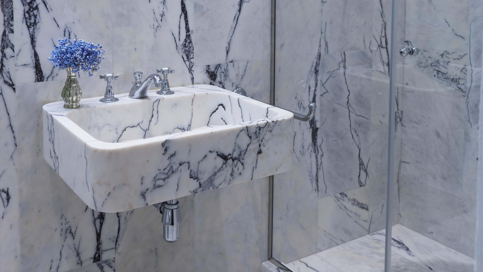 Custom-made marble sink