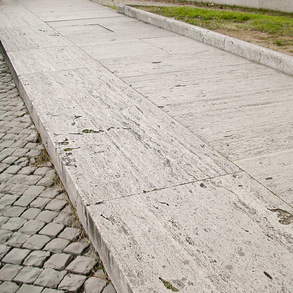 Sidewalk in solid travertine Sidewalk in solid travertine