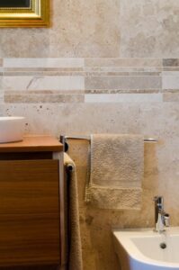 Travertine and wood for stone cladding in a bathroom