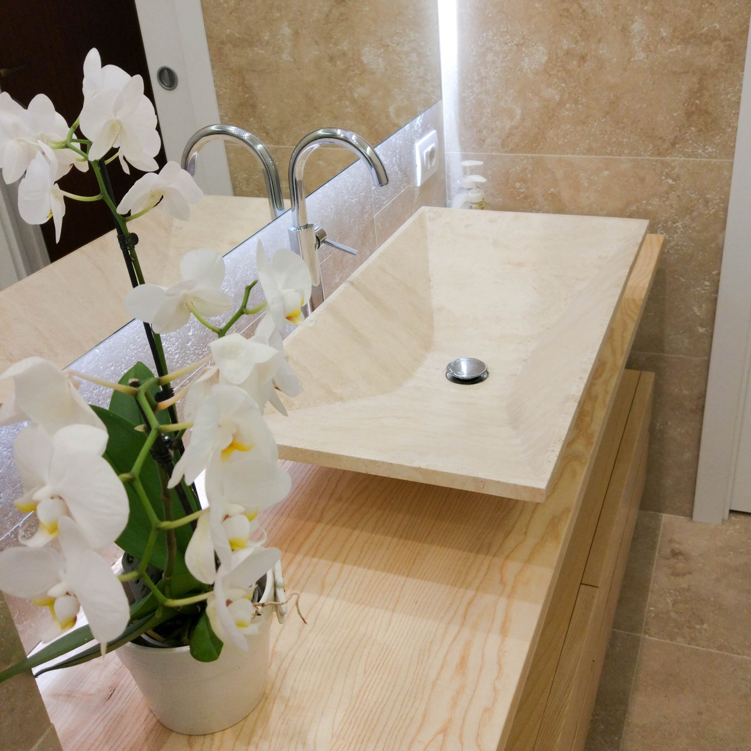 light travertine Radda sink detail