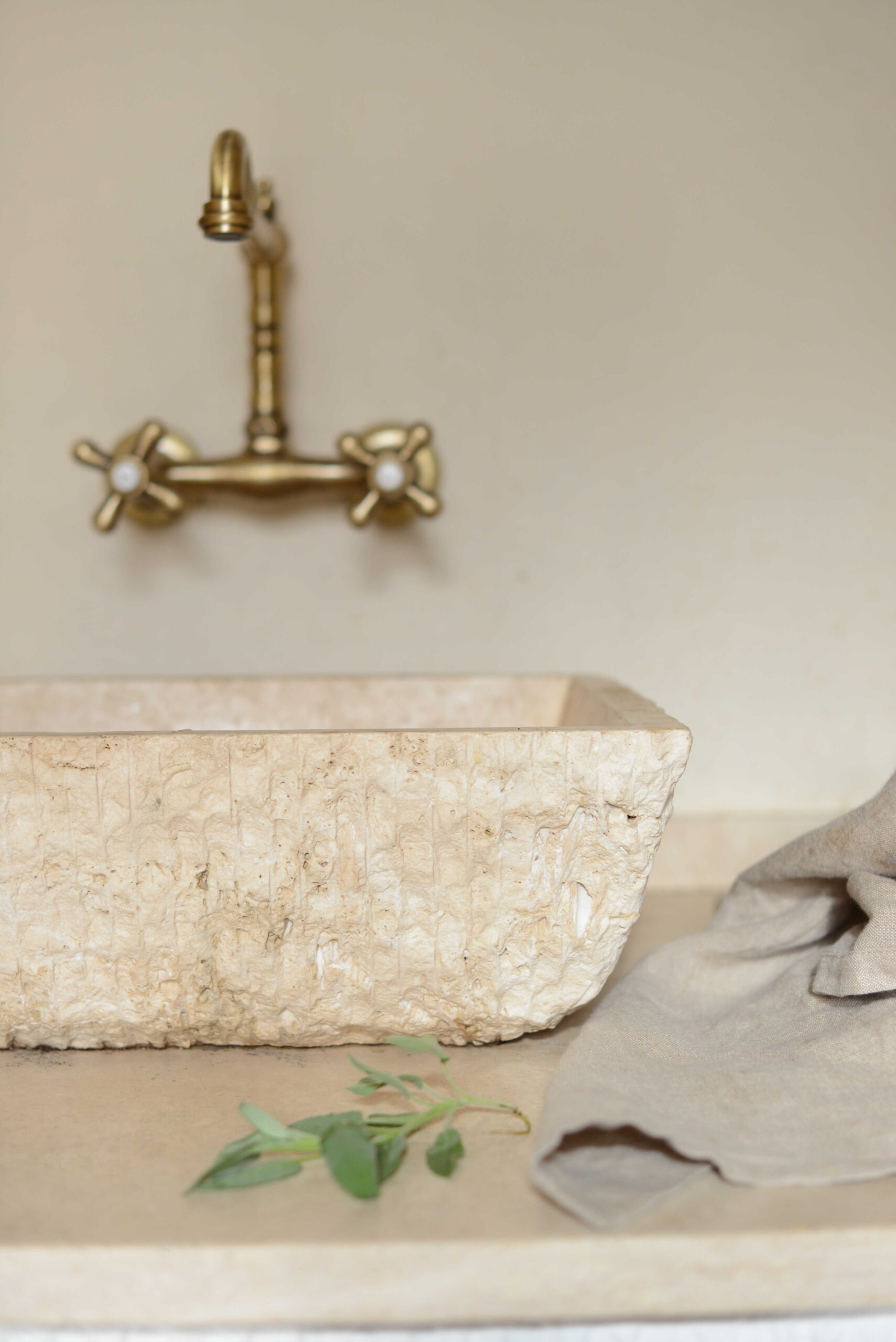 Pilozzo travertine sink Valdirose kitchen Irene Berni