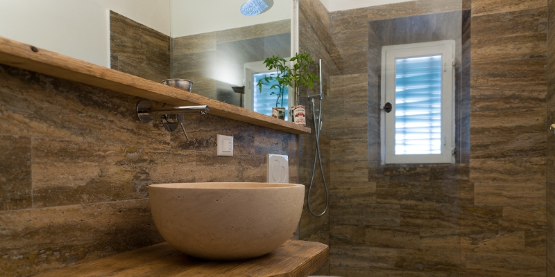 arredo con lavabo da appoggio in pietra