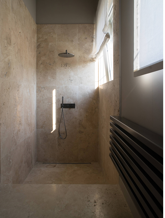 Pavimenti bagno in travertino