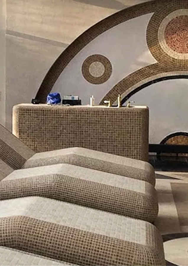 pavimento e pareti con mosaici in marmo