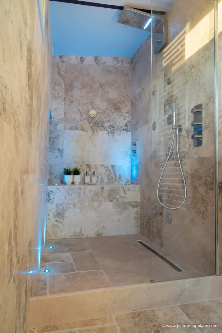Rivestimenti in travertino per bagni