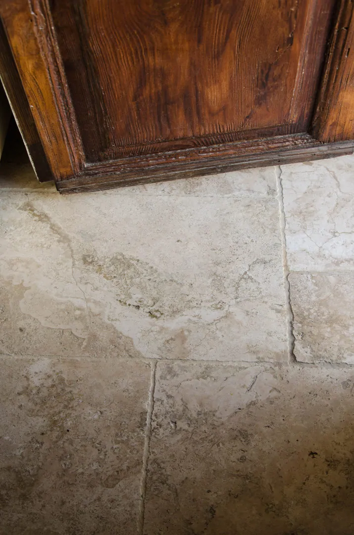 Pavimenti e rivestimenti per soggiorno con travertino