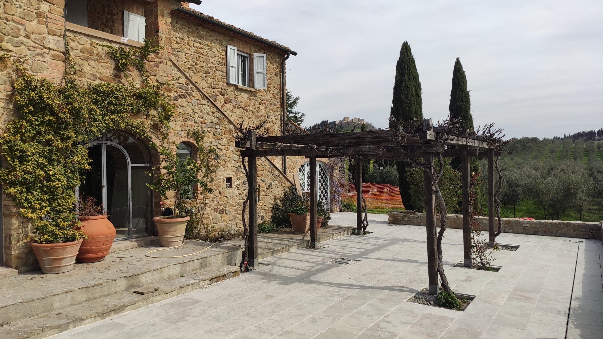 Pavimentazioni e zone di passaggio in pietre serena