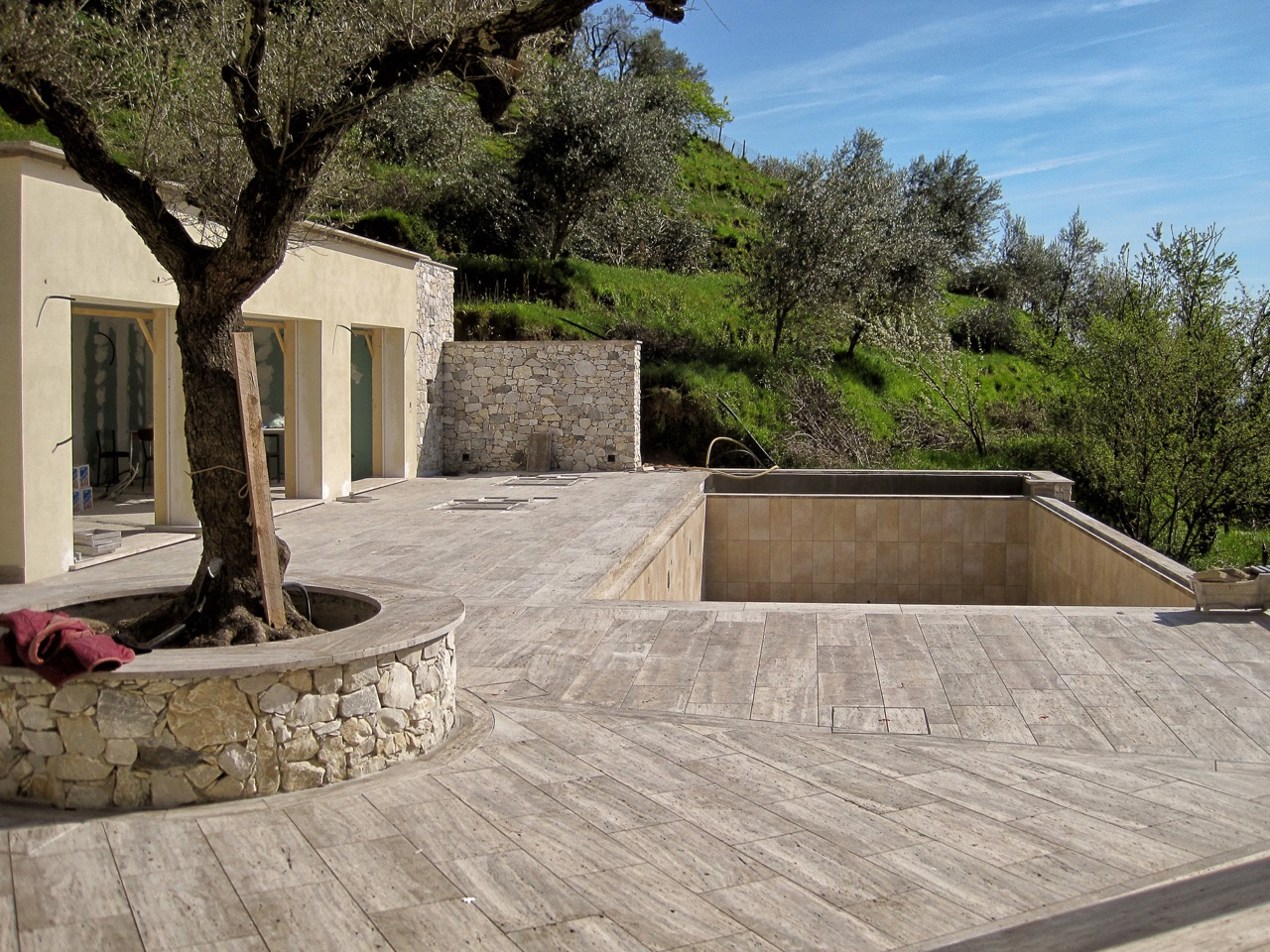 Piscina in travertino e pietra naturale