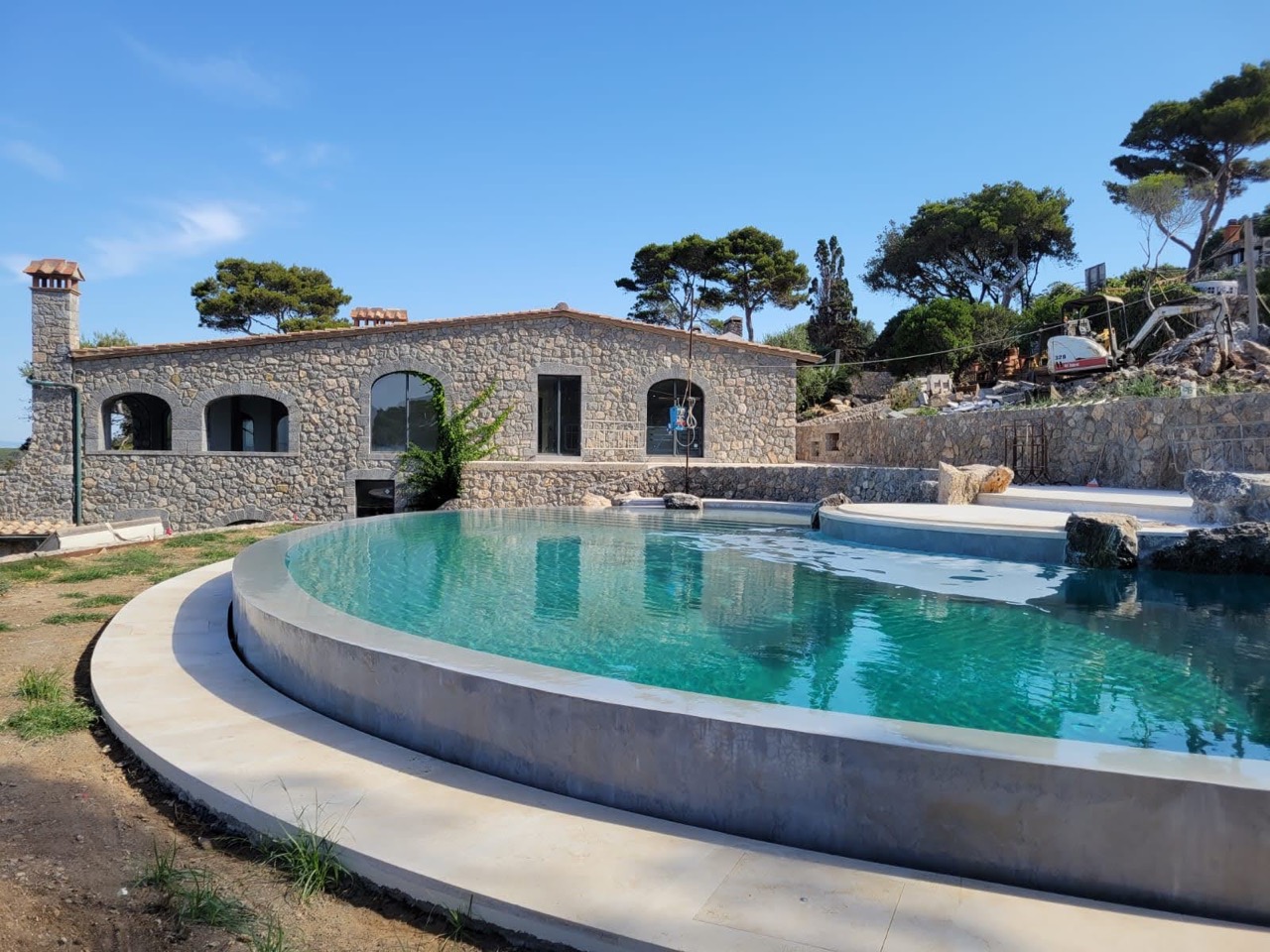 Piscine fuori terra in pietra naturale e travertino