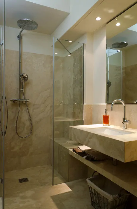 Rivestimenti bagno in travertino