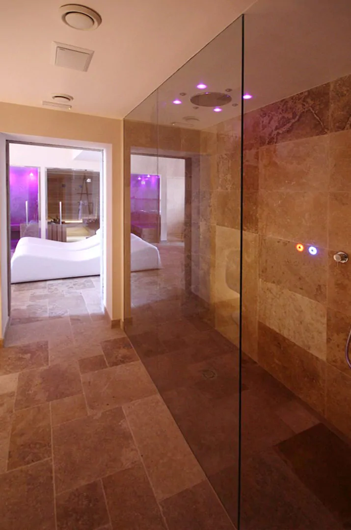 Una spa in travertino