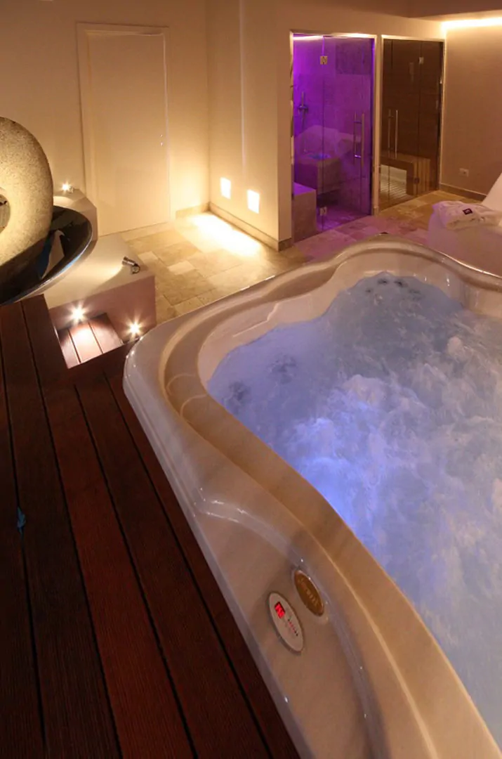 Rivestimenti spa in travertino e pietra