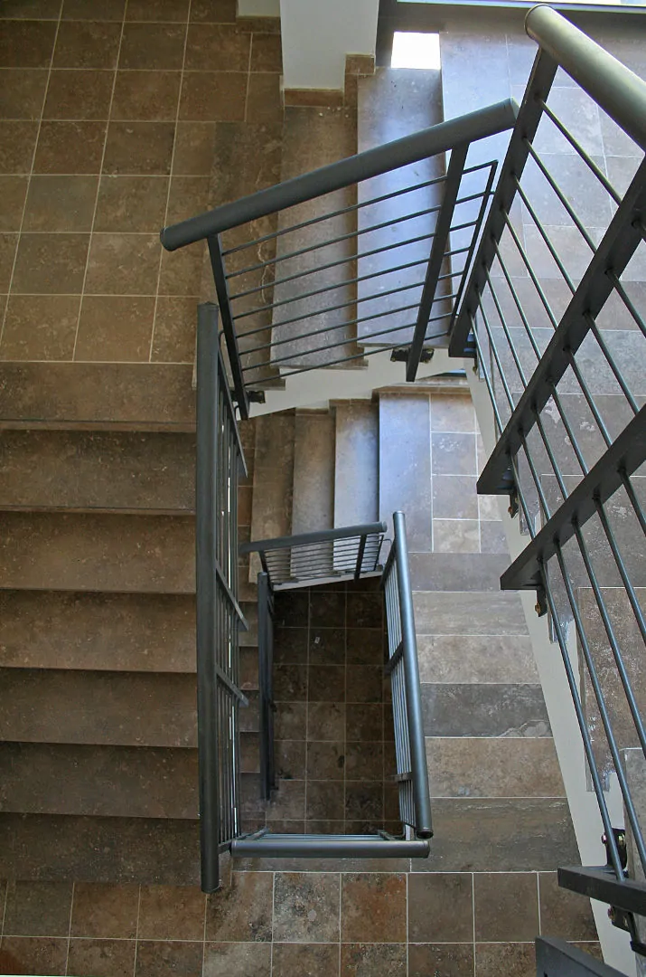 Scale soggiorno in travertino, pietra o marmo