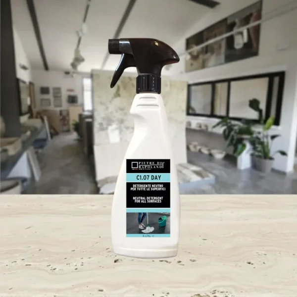 Detergente neutro pronto all’uso per tutte le superfici