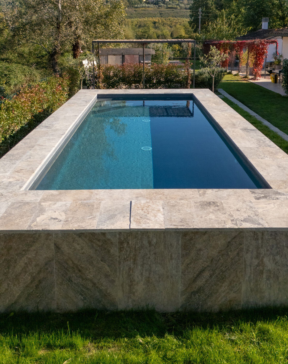 Piscine fuori terra rivestite in travertino